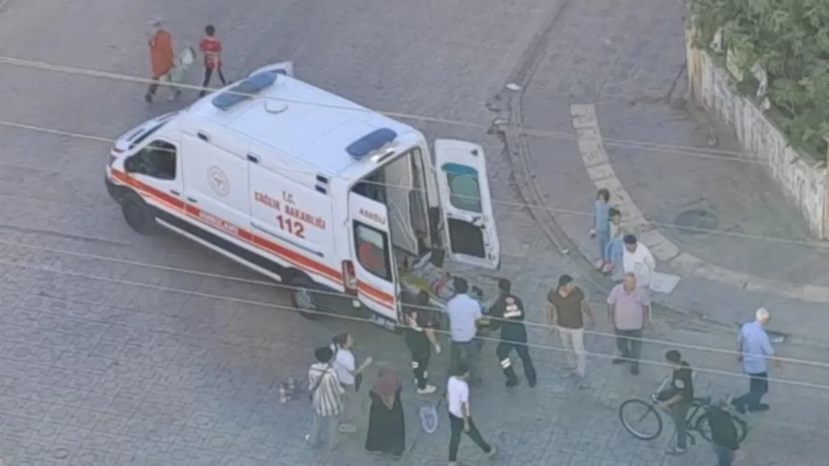 Şişe üzerinden geçen motokurye hastanelik oldu!