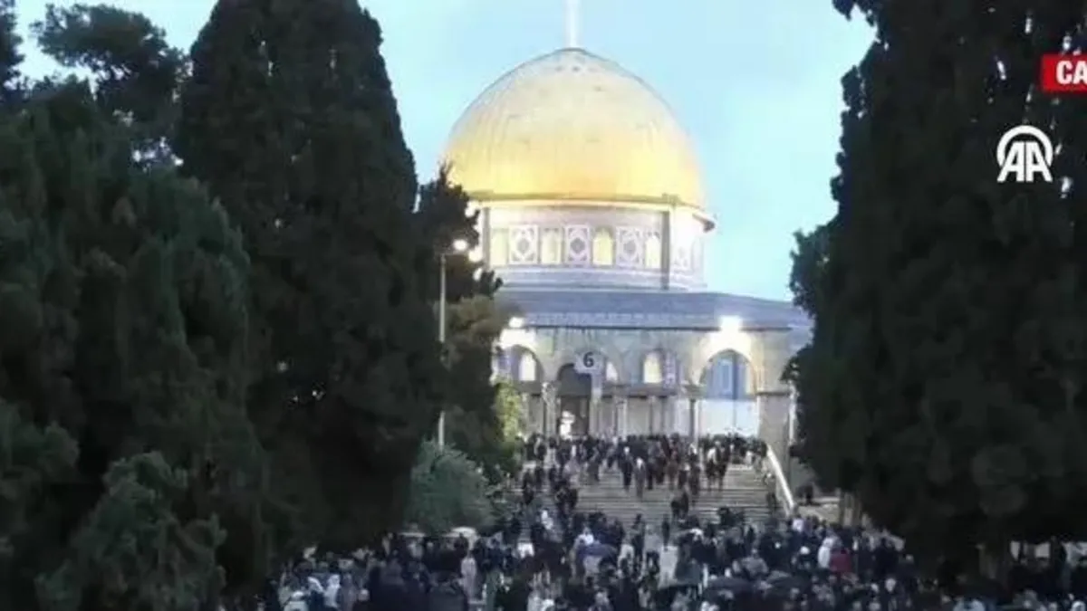 Kutsal topraklarda bayram! Müslümanlar Mescid-i Aksa'ya akın etti...