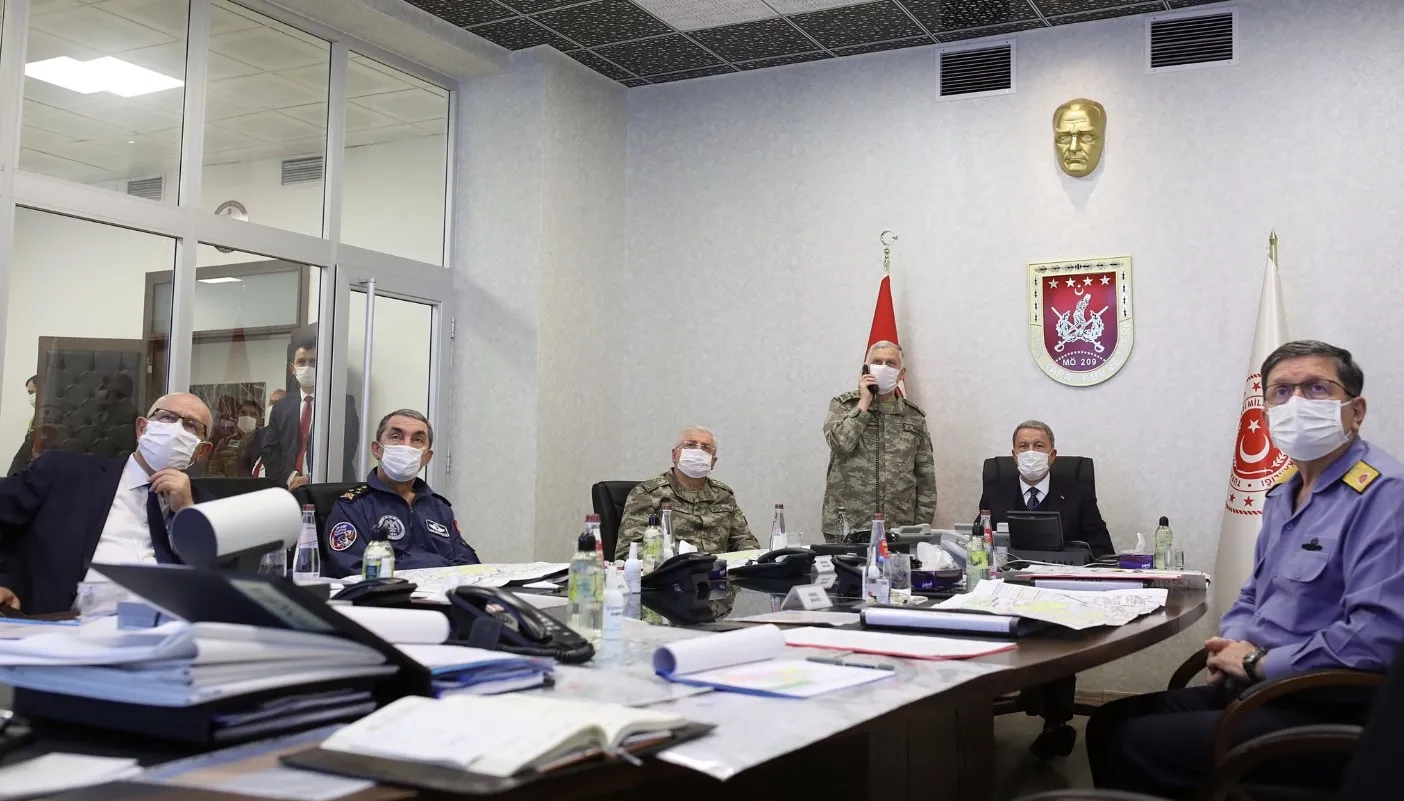 Son dakika: Bakan Akar ve TSK Komuta Kademesi Pençe-Kaplan Operasyonu'nu Harekat Merkezi'nden yönetiyor