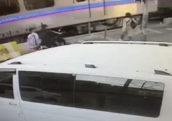 İstanbul’da feci kaza! Tramvaya çarpan motosiklet metrelerce sürüklendi