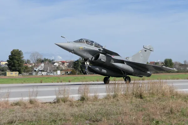 Fransa ve Yunanistan savaş jetlerini birlikte uçurdu