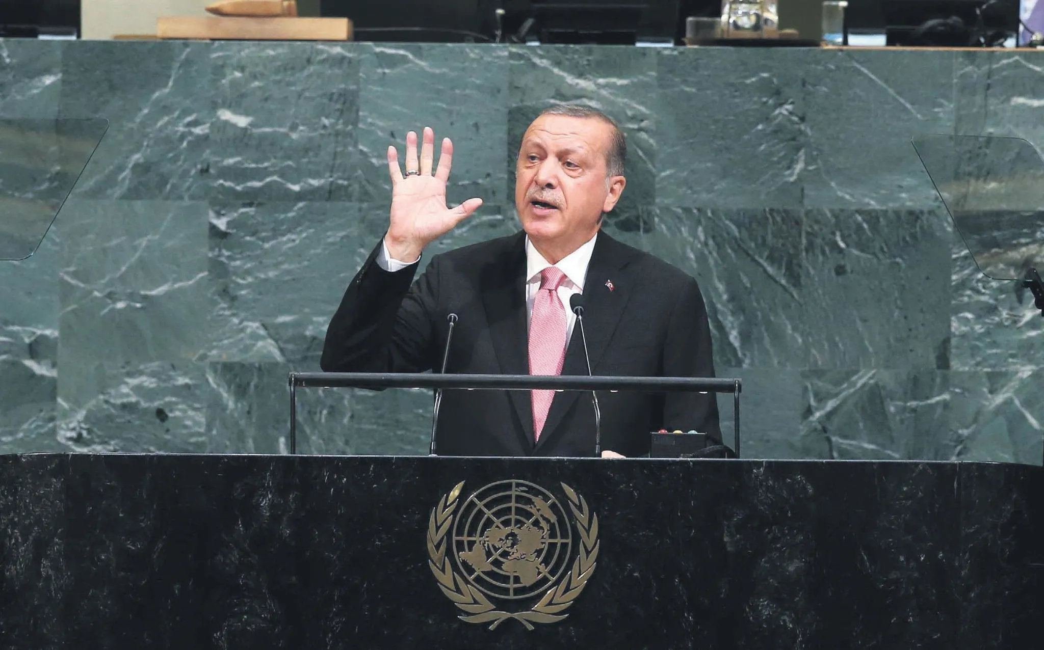 Başkan Erdoğan'ın kaleme aldığı Daha Adil Bir Dünya Mümkün raflardaki yerini aldı! Geliri AFAD'a bağışlanacak