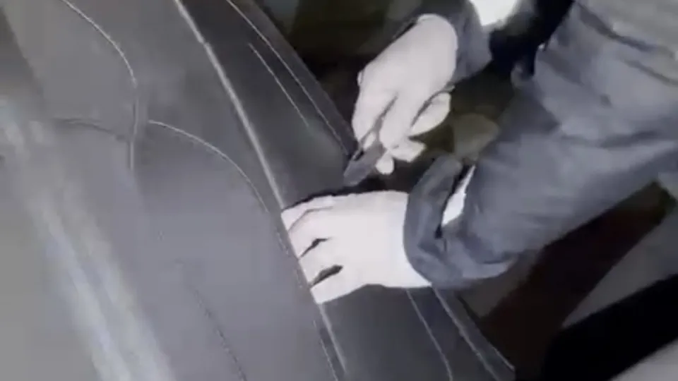 Otomobilin arka koltuğunu kesip biçtiler! Gizli bölmeden çıkanlar ekipleri şoke etti