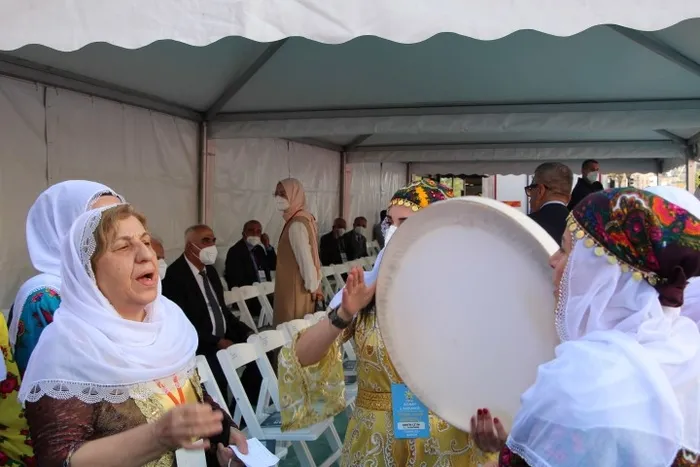 Başkan Erdoğan Batmanlı gençlerle Şemle Şemle türküsünü söyledi