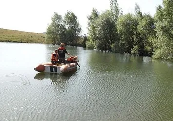 Serinlemek için girdiği gölette can verdi!