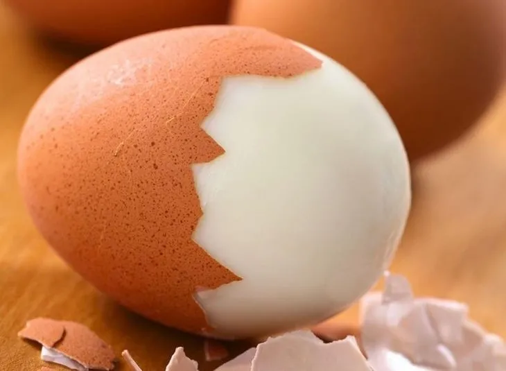 Meğer yöntemi çok basitmiş! Haşlanmış yumurta tek seferde soyulacak...
