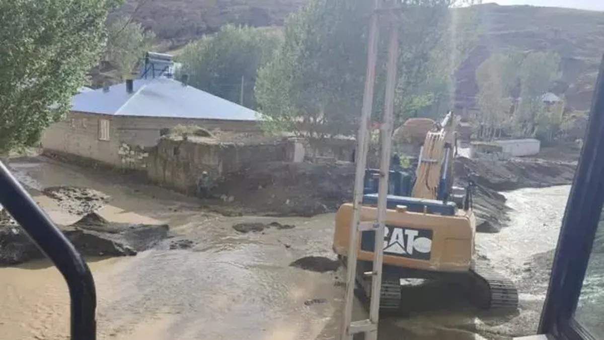 Van'da sağanak yağış hayatı olumsuz etkiledi! 3 ilçe sular altında...