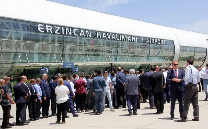 Erzincan'da Binali Yıldırım'a büyük ilgi! Yıldırım'ın yüzlerce hemşehrisiyle tokalaşması 1 saat 8 dakika sürdü