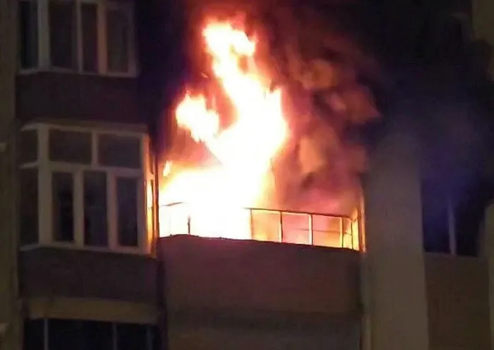 1724618475309.jpeg Iğdır'da 5 katlı binada yangın! Kiracı evi ateşe verdi - 1