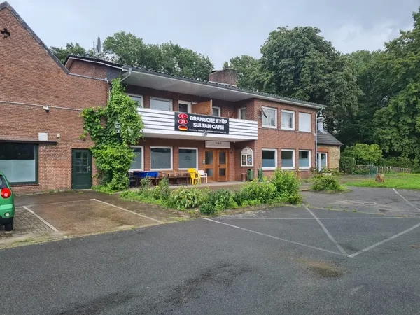 Almanya’da cami duvarına terör örgütü PKK yandaşlarınca yazı yazıldı