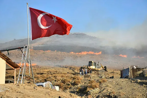 İzmir'de yaşandı! Yangında eşyalarından önce Türk bayrağını kurtardı - 1