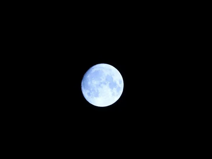 Gökyüzünde Mavi Ay resitali! Görenler mest oldu