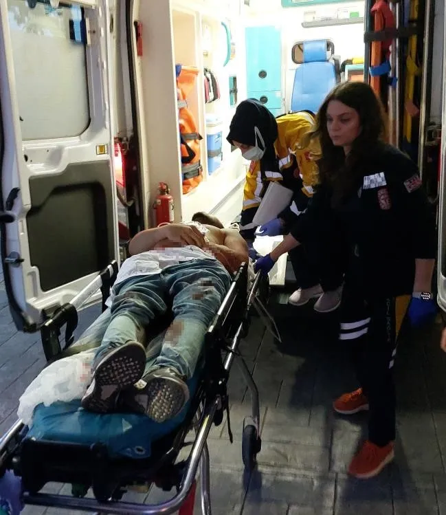 1715291177352.jpg Motive mahlaslı rapçinin konserinde tornavida ve bıçaklı saldırı: 2 genç yaralandı! "Niye selam vermediniz" kavgası - 4