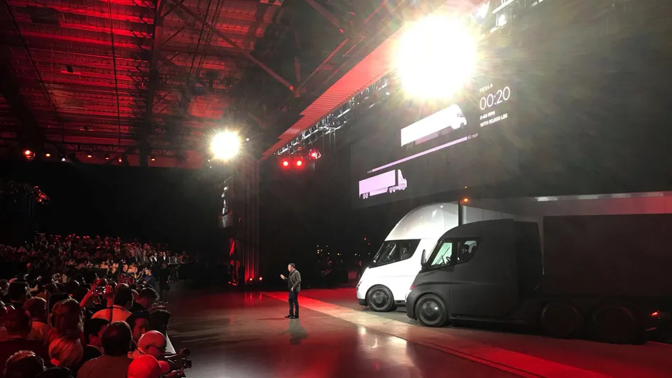 Elon Musk, elektrikli TIR'ı tanıttı
