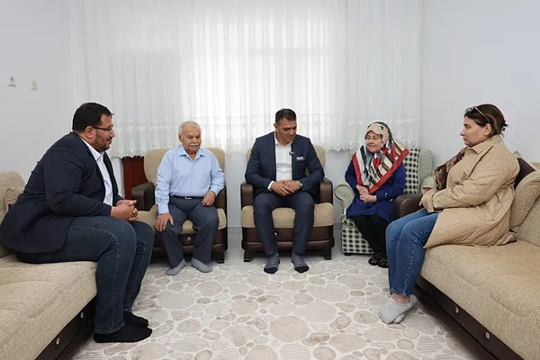 Gurur! Türkiye’nin ilk astronotu Alper Gezeravcı’nın ailesine Türk bayrağı hediye edildi