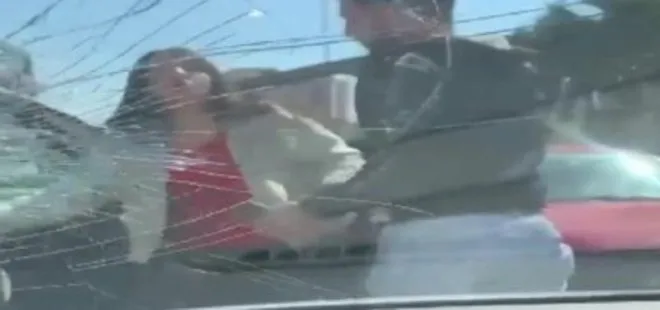 Küçükçekmece’de yol verme kavgasında gerilim tavan yaptı! 2 kadının aracın camlarını kırdığı anlar kamerada