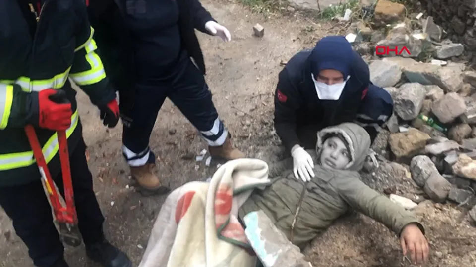 Koşarken düşen çocuğun yüzüne demir saplandı