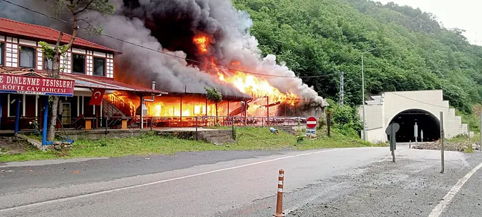 1718820702508.jpg Trabzon'da düğün salonu alev alev yandı! Yangın bitişikteki pansiyona sıçradı - 2