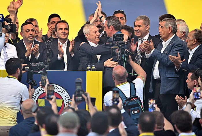 Fenerbahçe’nin başkanı yeniden Ali Koç seçildi! El ele kürsüye çıktılar