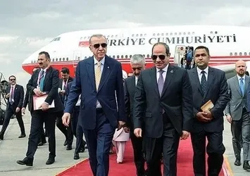 Başkan Erdoğan'ın Mısır ziyareti dünya basınında geniş yankı buldu! Uluslararası ajanslar Kahire'ye iniş anını 'son dakika' olarak geçti! "Tarihi el sıkışma"