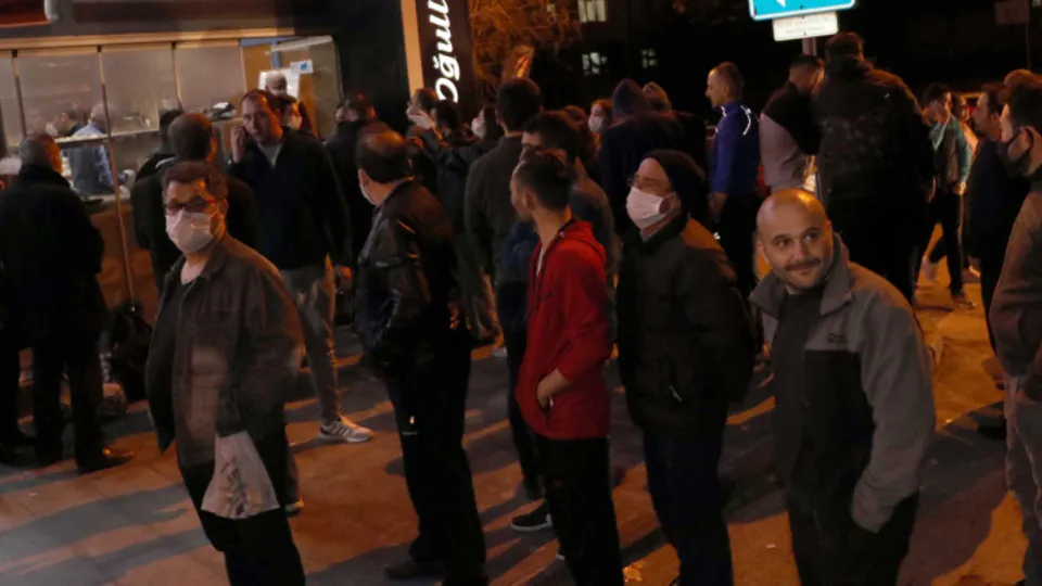 Sokağa çıkma yasağını duyan vatandaşlar gereksiz panik yaptı! Sosyal mesafe unutuldu...