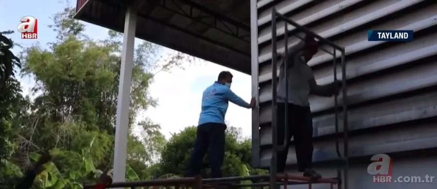 Fabrikada dev piton paniği! Yılan avcısı genç kadın... 4