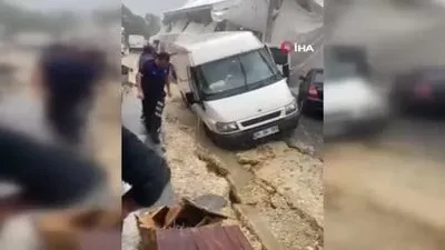 Çatalca’da yoğun yağıştan dolayı yol çöktü