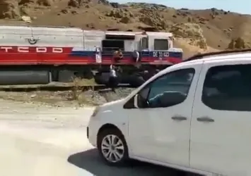Bahşiş için akılalmaz yöntem! Gelin arabasının önünü trenle kestiler