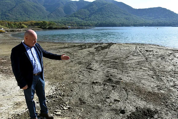 Marmaris'te endişelendiren görüntü! Deniz suyu çekildi, adacıklar oluştu