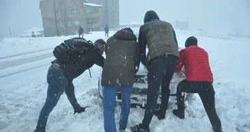 Yüksekova’da kar yağışı etkili oldu: Araçlar kara gömüldü vatandaşlar yolda kaldı