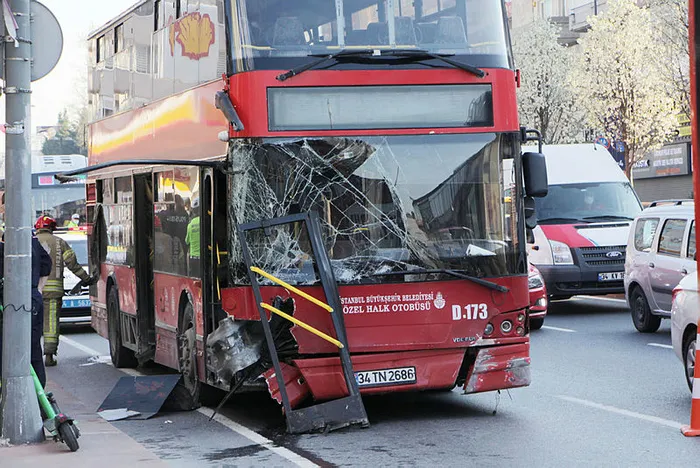 Son dakika: Beşiktaş'ta çift katlı İETT otobüsü kaza yaptı: 1 kişi öldü - 2