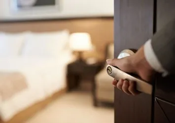 Otel odasında kabusu yaşadı! Gece yarısı uyandığında...