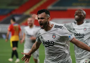 Dev rakipler peşine düştü! Beşiktaş'a Ghezzal'dan kötü haber!
