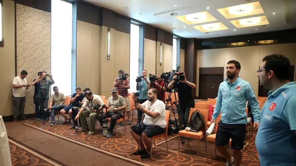 Arda Turan'a, basın mensuplarından protesto