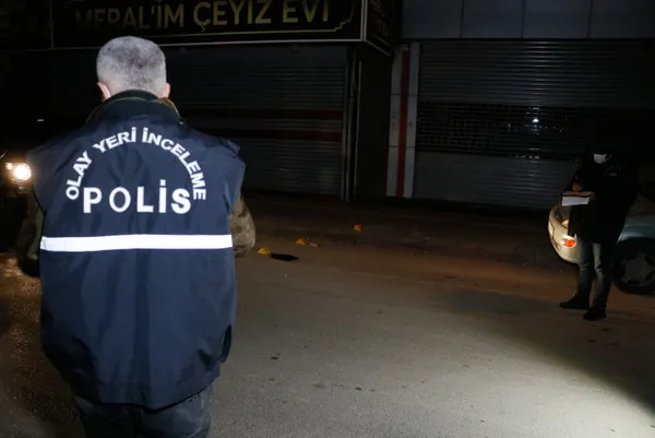 otomobilin-altina-birakilmis-3-adet-eyp-bulundu-1644981145474.jpg Otomobilin altına bırakılmış 3 adet EYP bulundu - 3