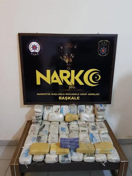 1601791042589.jpg Van'da uyuşturucu operasyonu! Su kolilerinin altına gizlenmiş 27 kilo 794 gram eroin ele geçirildi - 1