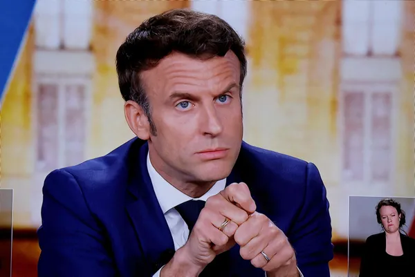 Fransa’da seçim yarışı iyice kızıştı! Macron ve Le Pen canlı yayında kozlarını paylaştı!