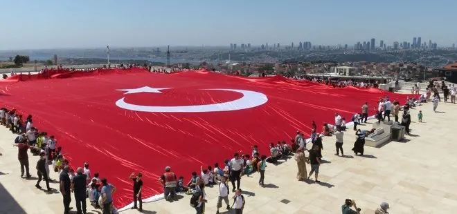 Son dakika: Çamlıca Camii avlusunda dev Türk bayrağı açıldı
