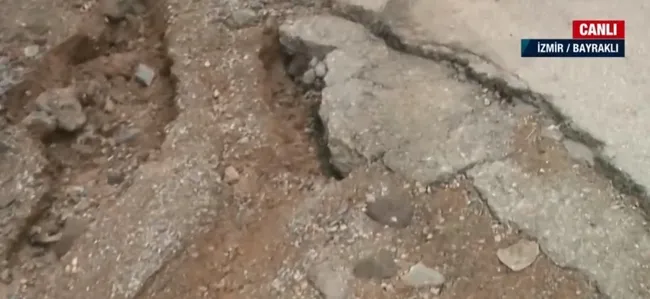 İzmir'de altyapı isyanı! Aşırı yağış sonrası köstebek yuvasına dönen yol çöktü - 4