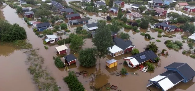 İsveç’te sel felaketi: Arabalar suya gömüldü! Cadde ve sokakları su bastı