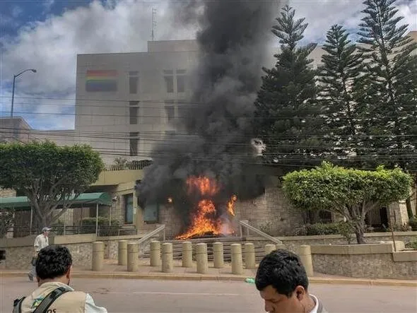 Honduras’ta protestocular ABD elçilik binasının kapısına dayandı