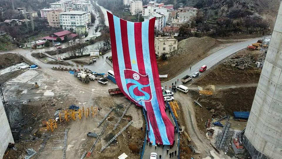 Yusufeli'nde viyadük ayakları arasına dev Trabzonspor bayrağı asıldı