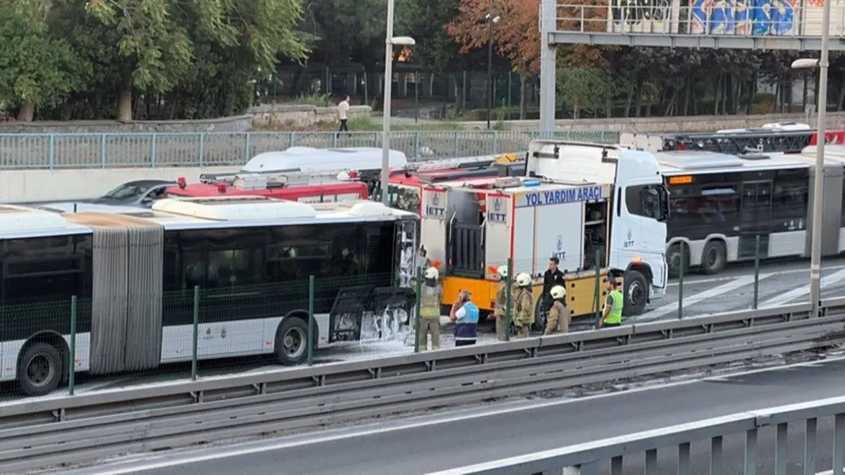 İstanbul'da metrobüs yangını!