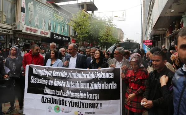 Teröristbaşı Öcalan için yürüyen HDP’lilere polis geçit vermedi: HDP vekili hastaneye kaldırıldı