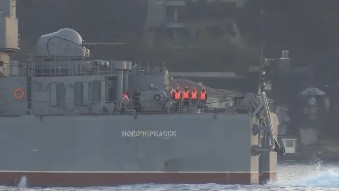 Son dakika: Rus savaş gemisi İstanbul Boğazı’ndan geçti! Dikkat çeken anlar: Tek sıra halinde dizildiler