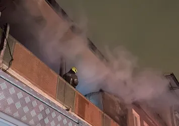 Bursa'da korkutan yangın! Ekiplerin üzerine elektrik teli düştü