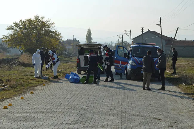 Afyonkarahisar’da 23 yaşındaki genç sokak ortasında tabanca ile kafasından vurulmuş halde bulundu - 3