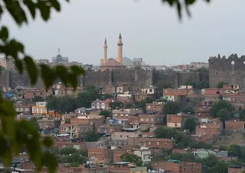 Diyarbakır Valiliği: Toplanma çağrıları kanunsuz