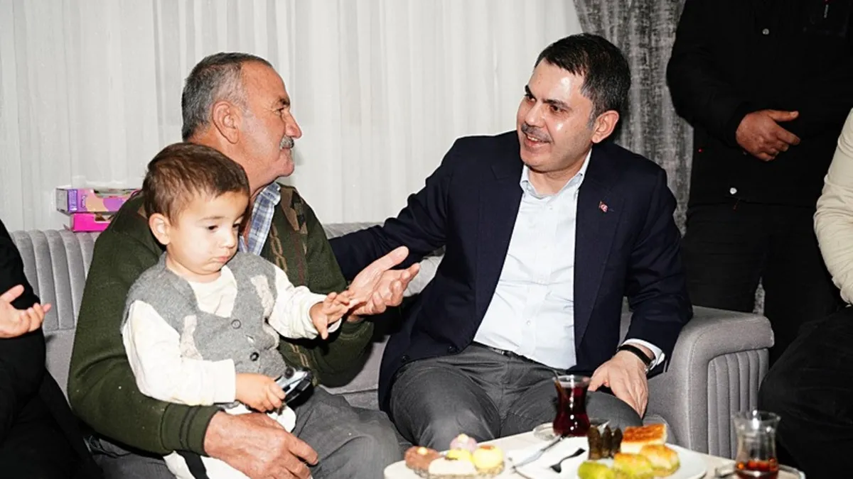 Bakan Kurum depremzede aileyi ziyaret etti