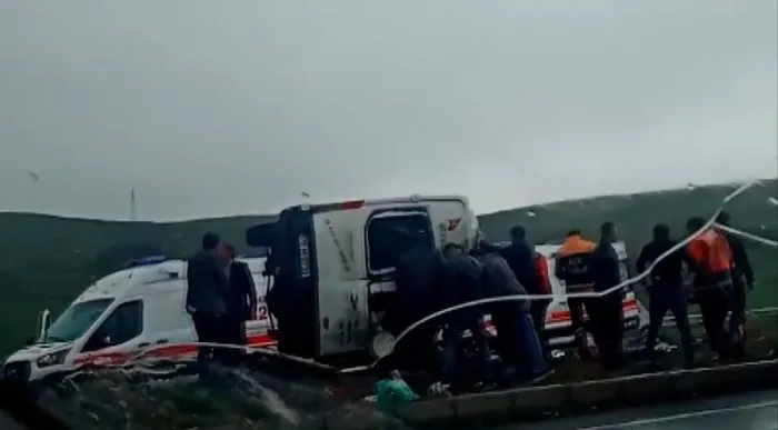 ardahandaki-kazada-can-pazari-yoldan-cikan-minibus-yan-yatti-1-olu-13-yarali-1714832673813.jpg Ardahan’daki kazada can pazarı! Yoldan çıkan minibüs yan yattı: 1 ölü 13 yaralı - 1